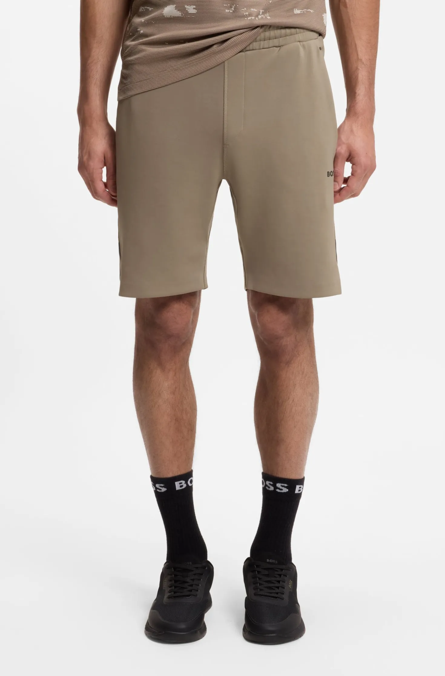 Active shorts in quick-dry fabric with reflective logo