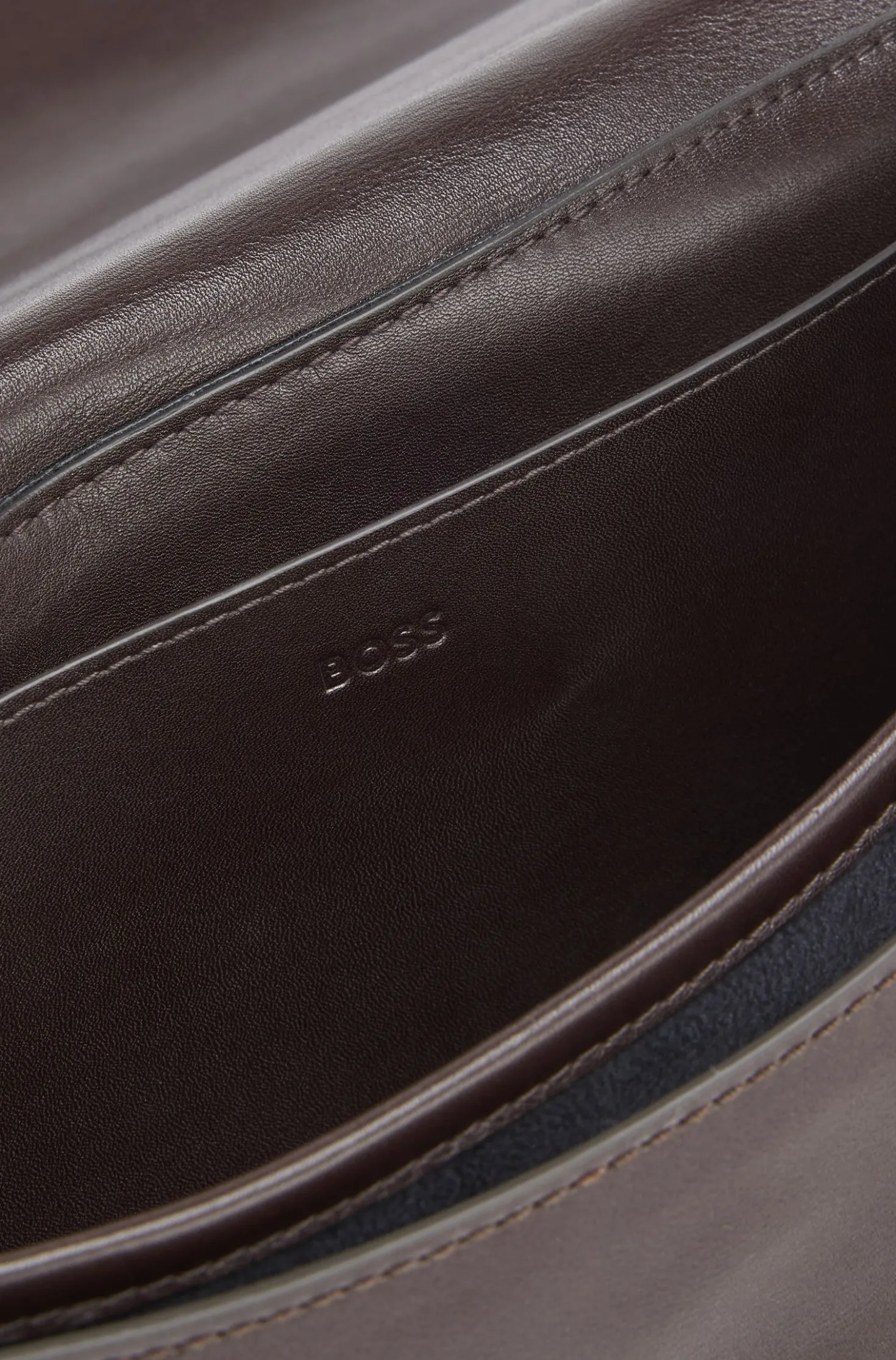 Ariell shoulder bag in leather with adjustable strap