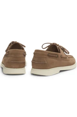Boat shoes in suede with contrast sole