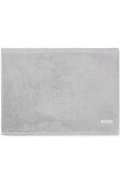 Cotton bath mat with contrast embroidered logo