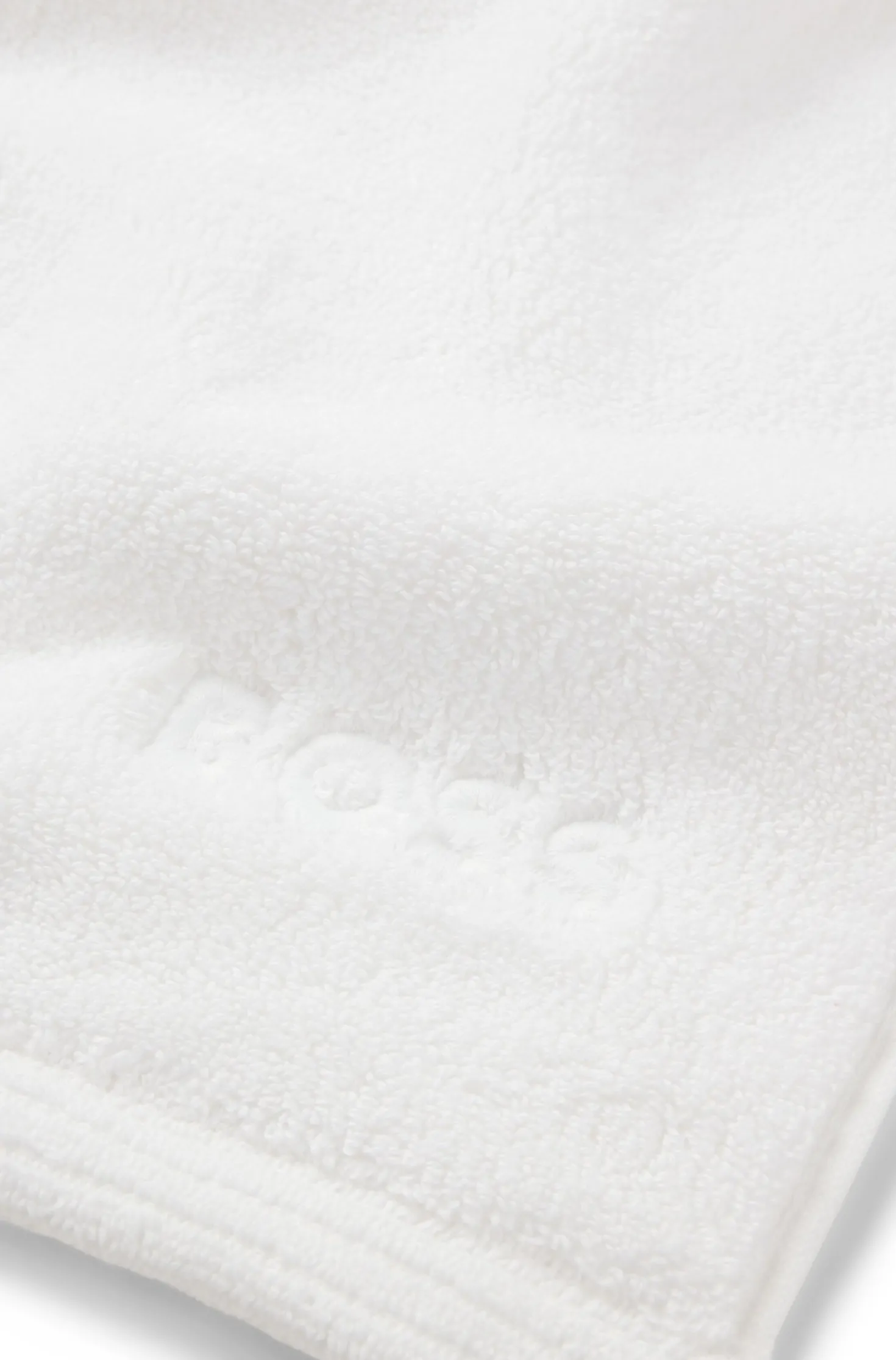 Cotton bath mat with contrast embroidered logo