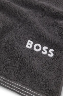 Cotton bath towel with contrast embroidered logo