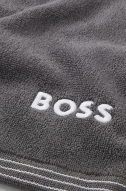 Cotton guest towel with contrast embroidered logo