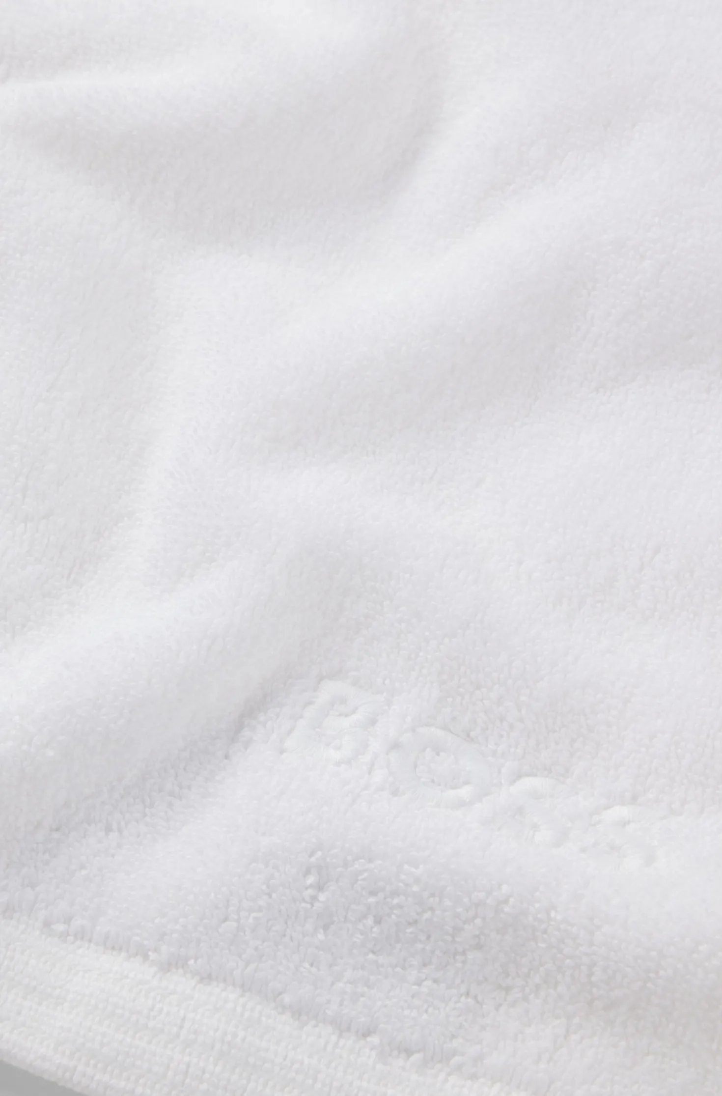 Cotton hand towel with contrast embroidered logo