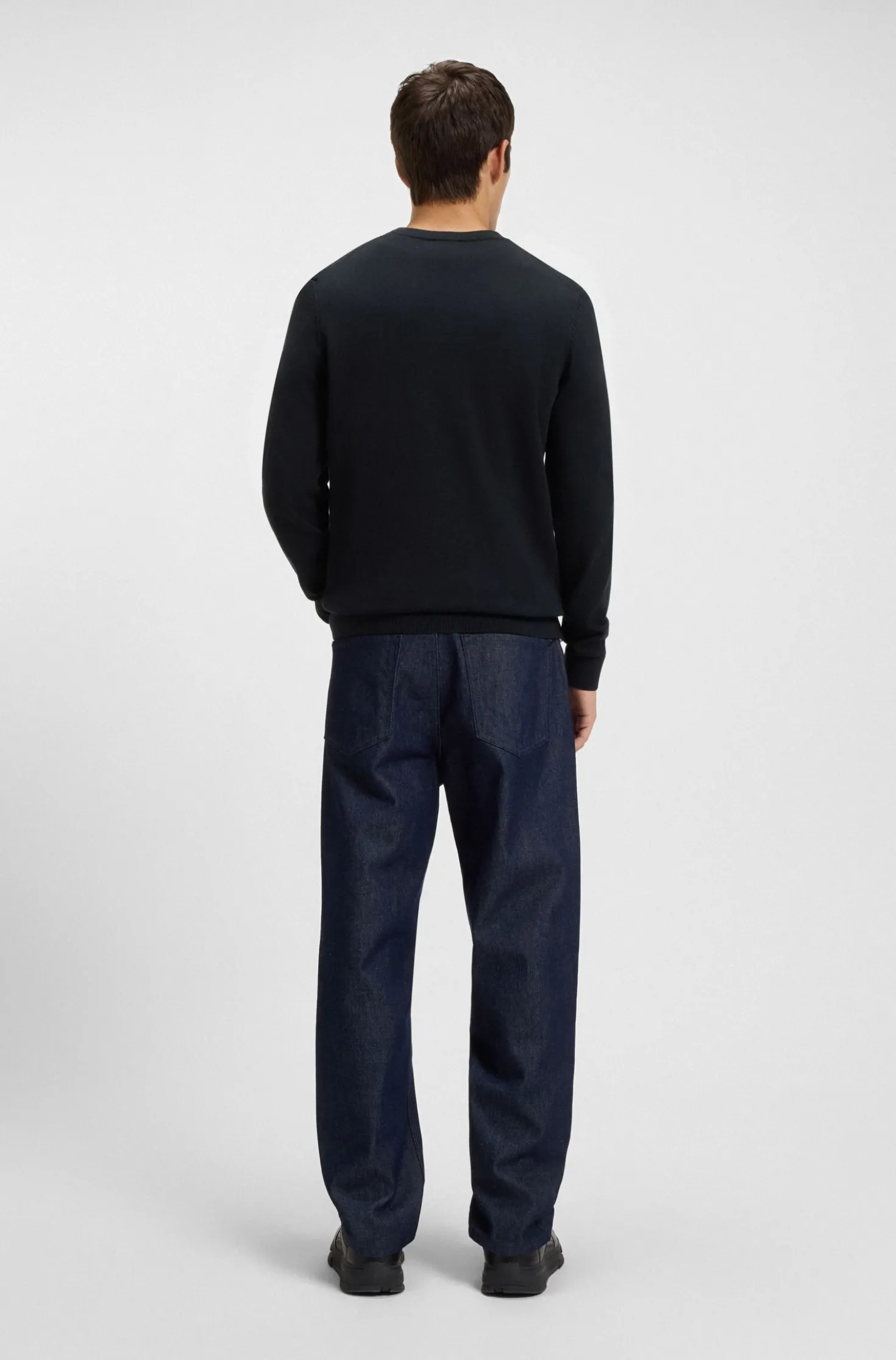 Cotton sweater with red logo label