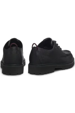 Derby shoes in grained leather with lug sole