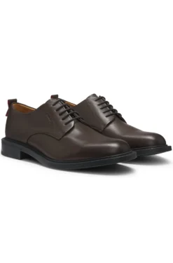 Derby shoes in leather with embossed logo