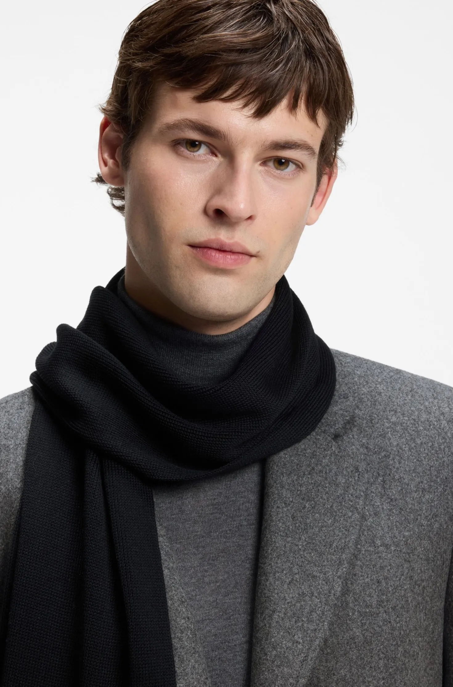 Knitted scarf in virgin wool with logo detail