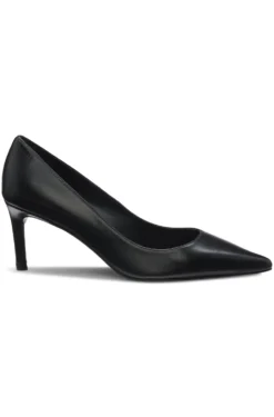 Leather pumps with pointed toe