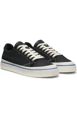 Low-top trainers with blue-line outsole