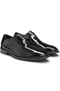 Oxford shoes in patent faux leather