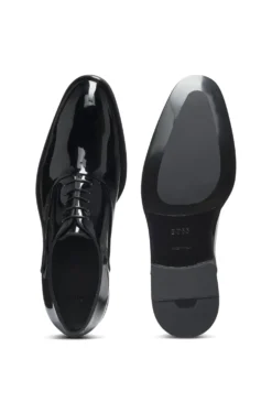 Oxford shoes in patent faux leather
