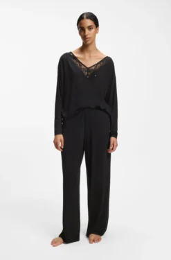 Pyjama bottoms with lace-trimmed pockets