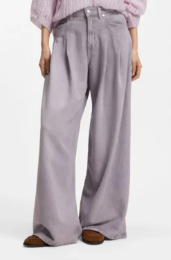 Relaxed-fit jeans with wide leg