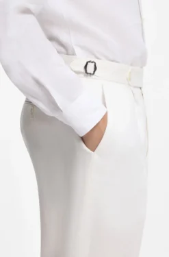 Relaxed-fit trousers in linen with front pleats