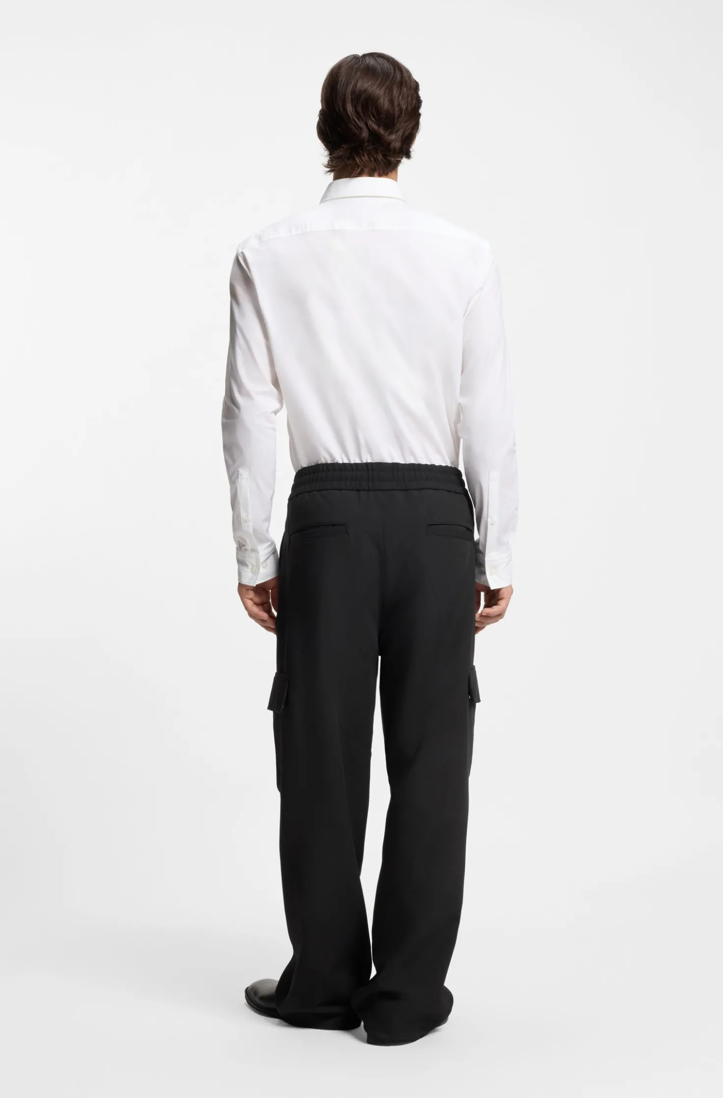 Relaxed-fit trousers with cargo pockets