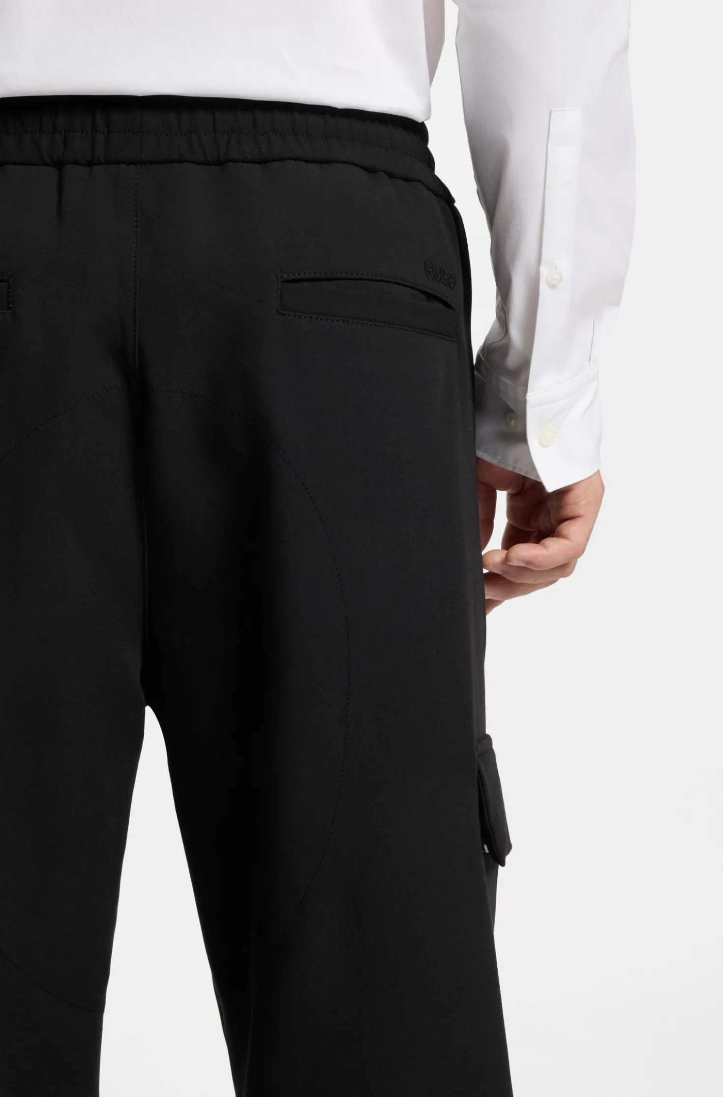 Relaxed-fit trousers with cargo pockets