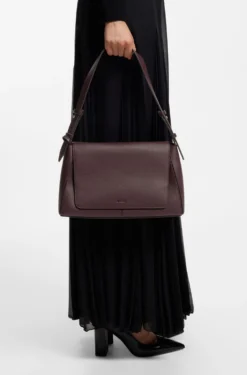 Shoulder bag in grained leather with logo plate