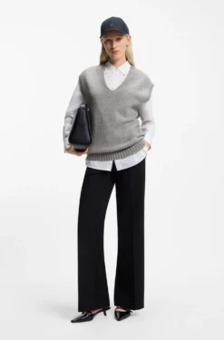 Sleeveless sweater in a wool blend