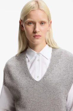 Sleeveless sweater in a wool blend