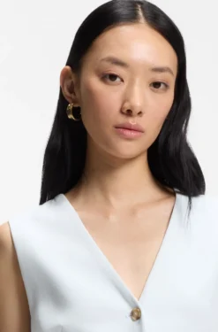 Slim-fit blazer with sleeveless styling
