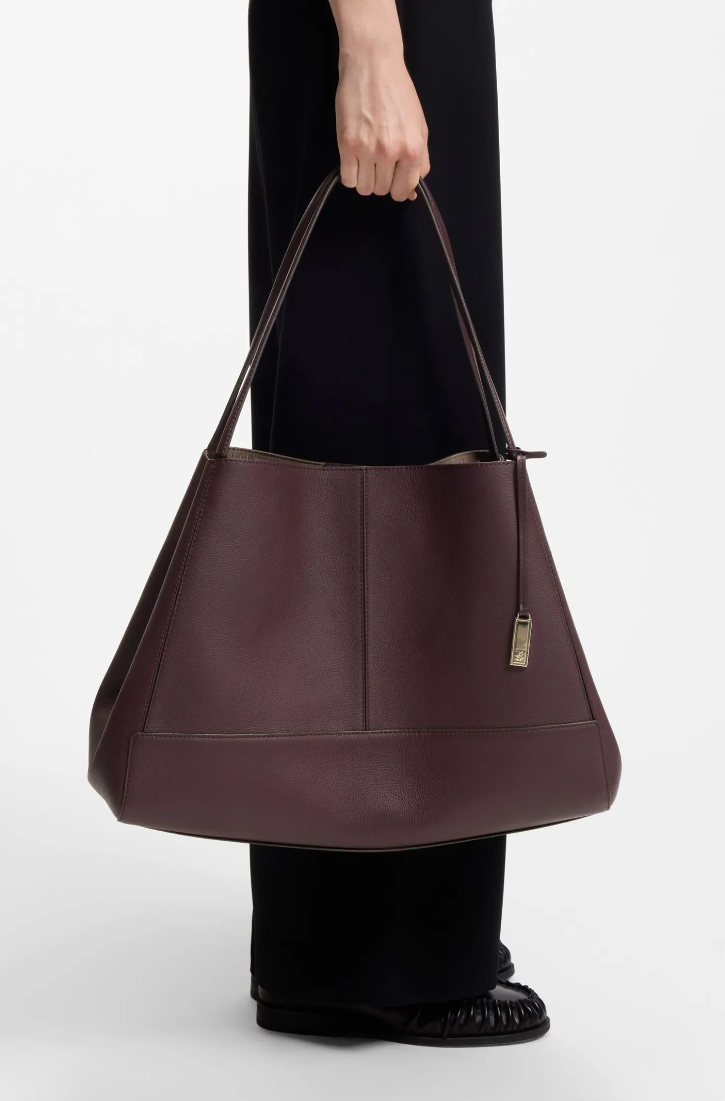 Tote bag in grained leather with detachable pouch