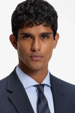 Two-piece suit in crease-resistant micro-pattern fabric