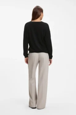 V-neck sweater in a wool blend with cashmere
