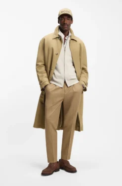 Water-repellent coat with concealed closure