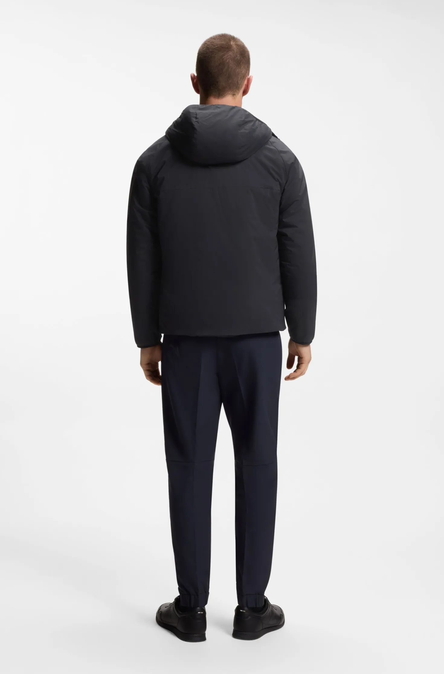 Water-repellent jacket with adjustable hem