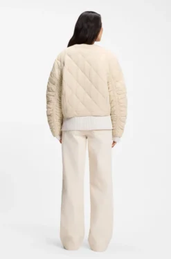 Water-repellent jacket with diamond quilting