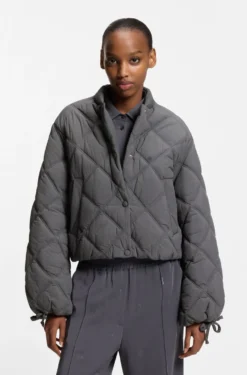 Water-repellent jacket with diamond quilting
