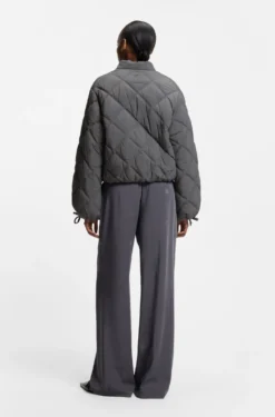 Water-repellent jacket with diamond quilting