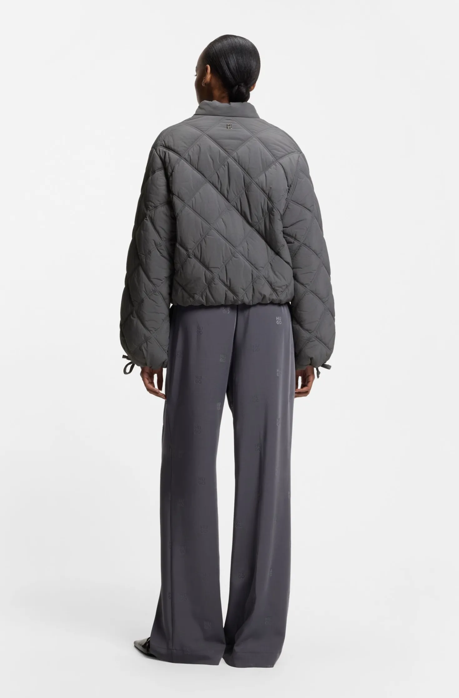 Water-repellent jacket with diamond quilting