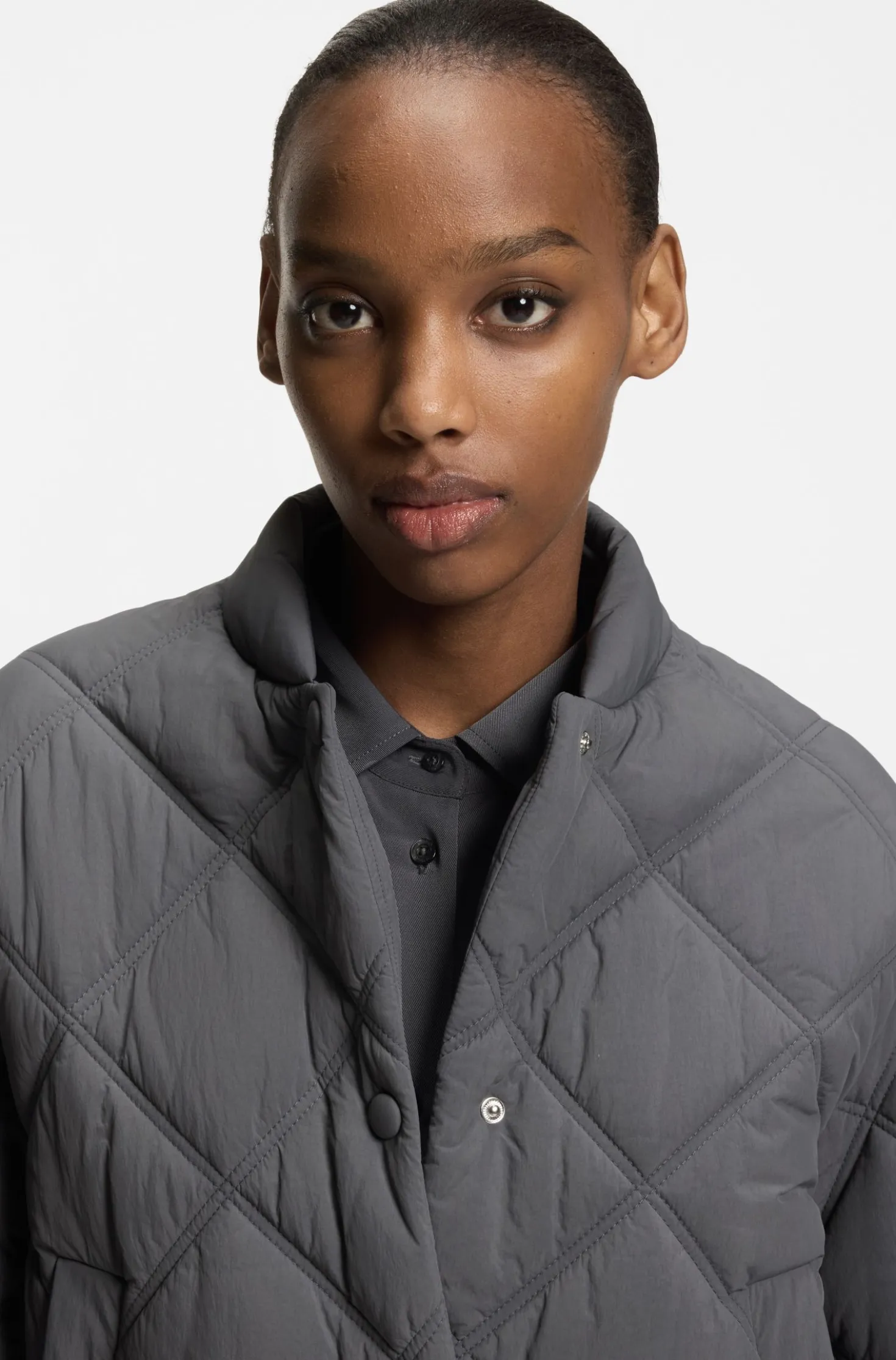 Water-repellent jacket with diamond quilting
