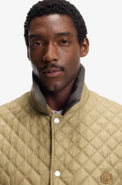 Water-repellent jacket with mixed quilting