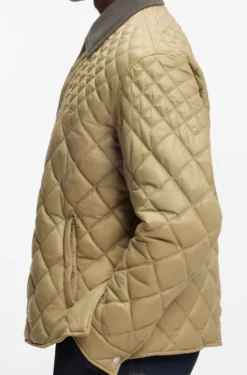 Water-repellent jacket with mixed quilting