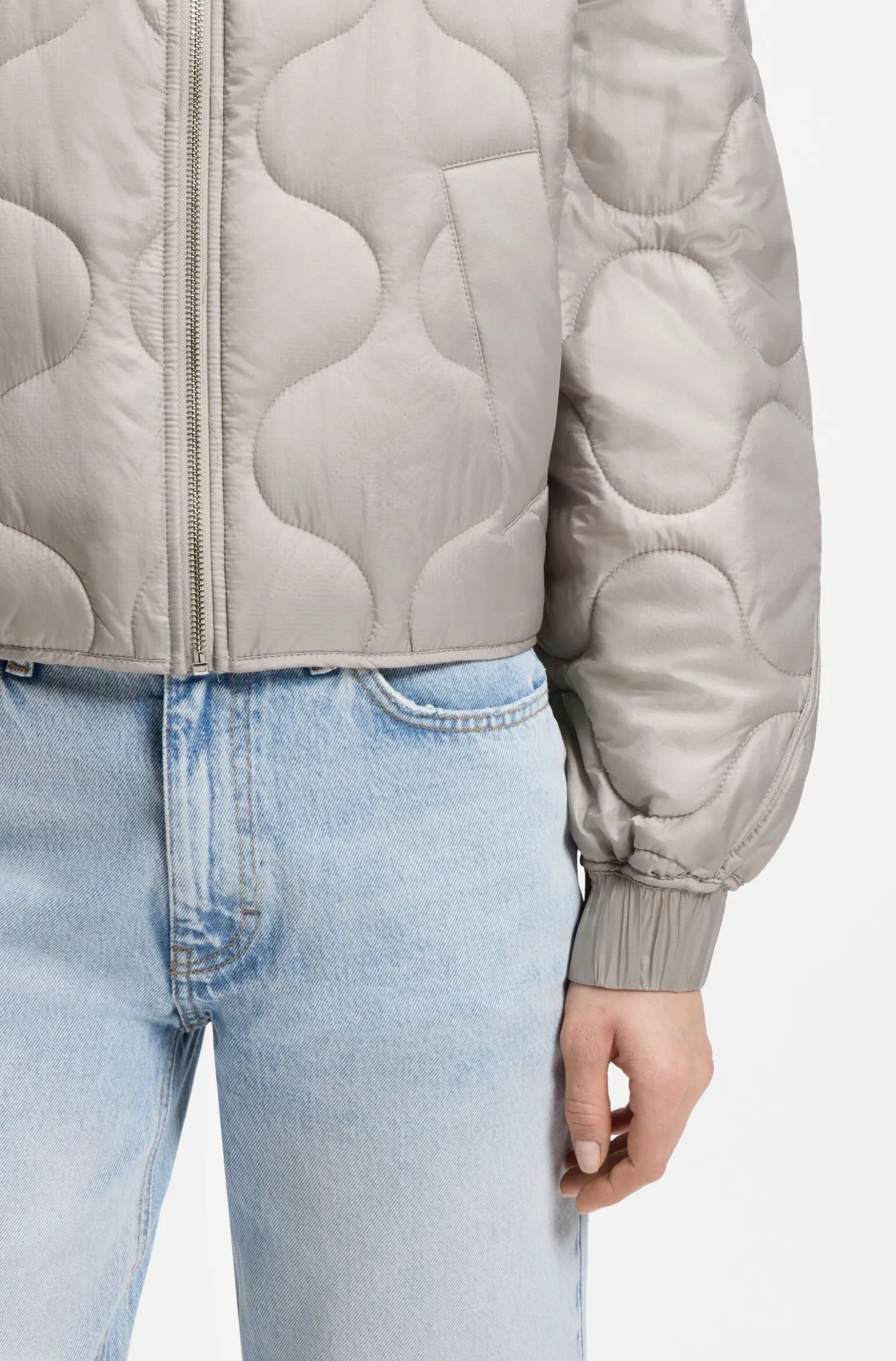 Water-repellent jacket with onion quilting